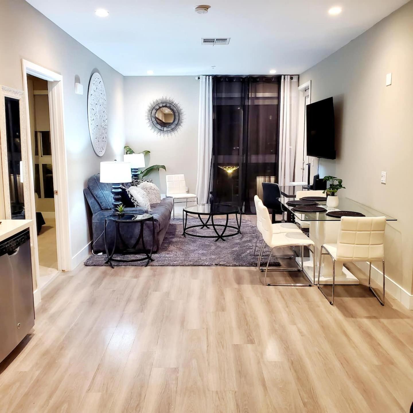 Spacious 22, Wi-fi, Pool, Hot Tub, 24hr Gym Los Ángeles
